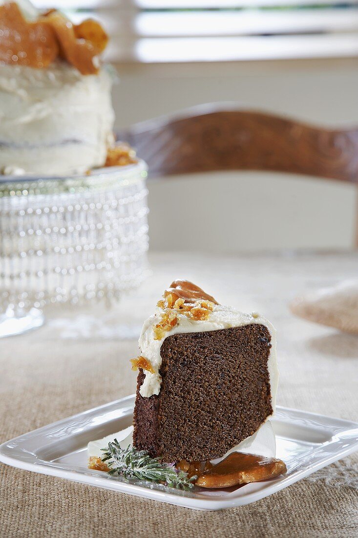 Dattel-Kaffee-Kuchen mit Cashewkrokant