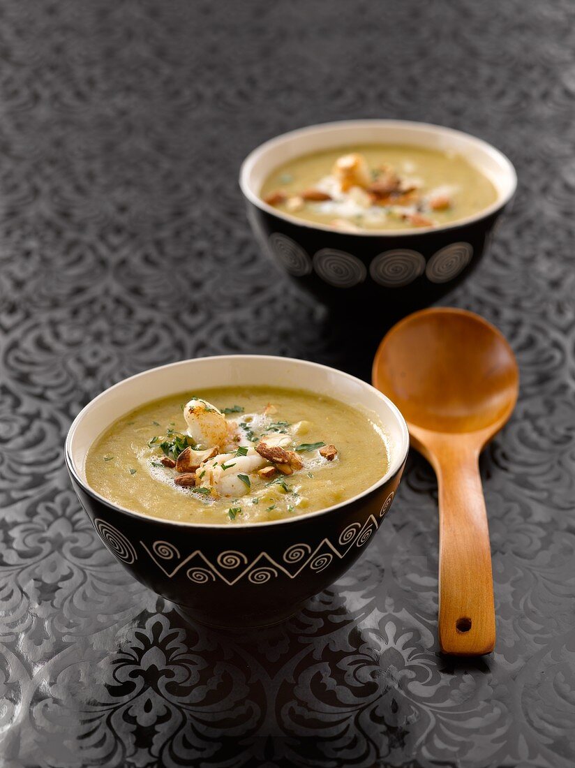 Sellerie-Lauch-Orangen-Suppe mit gerösteten Mandeln und gebratenem Hummer