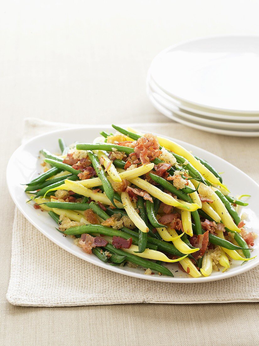 Grüne und gelbe Bohnen mit Speck-Knoblauch-Sreusel