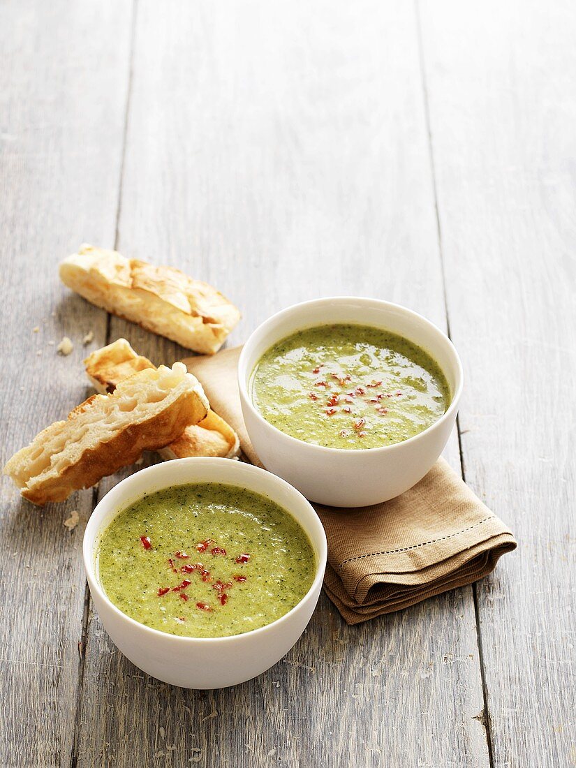 Broccoli soup with bread