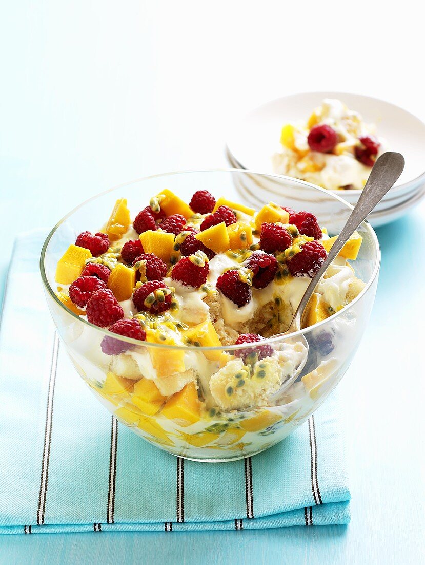Trifle mit Sahnecreme, Mango, Passionsfrucht und Himbeeren