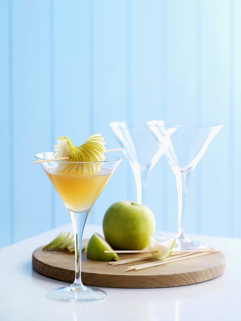 Haiku Cocktail mit Vermouth, Sake und Nashi-Birne