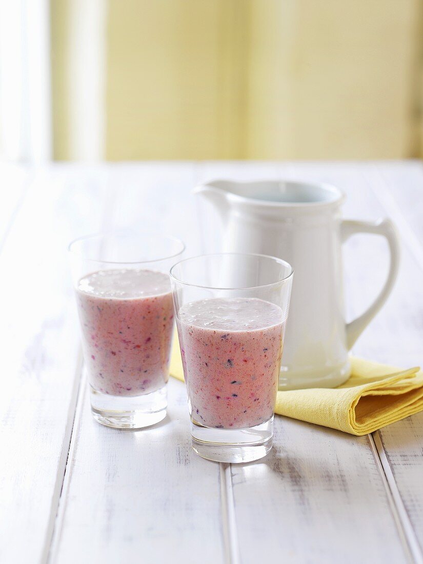 Pulm and berry smoothies