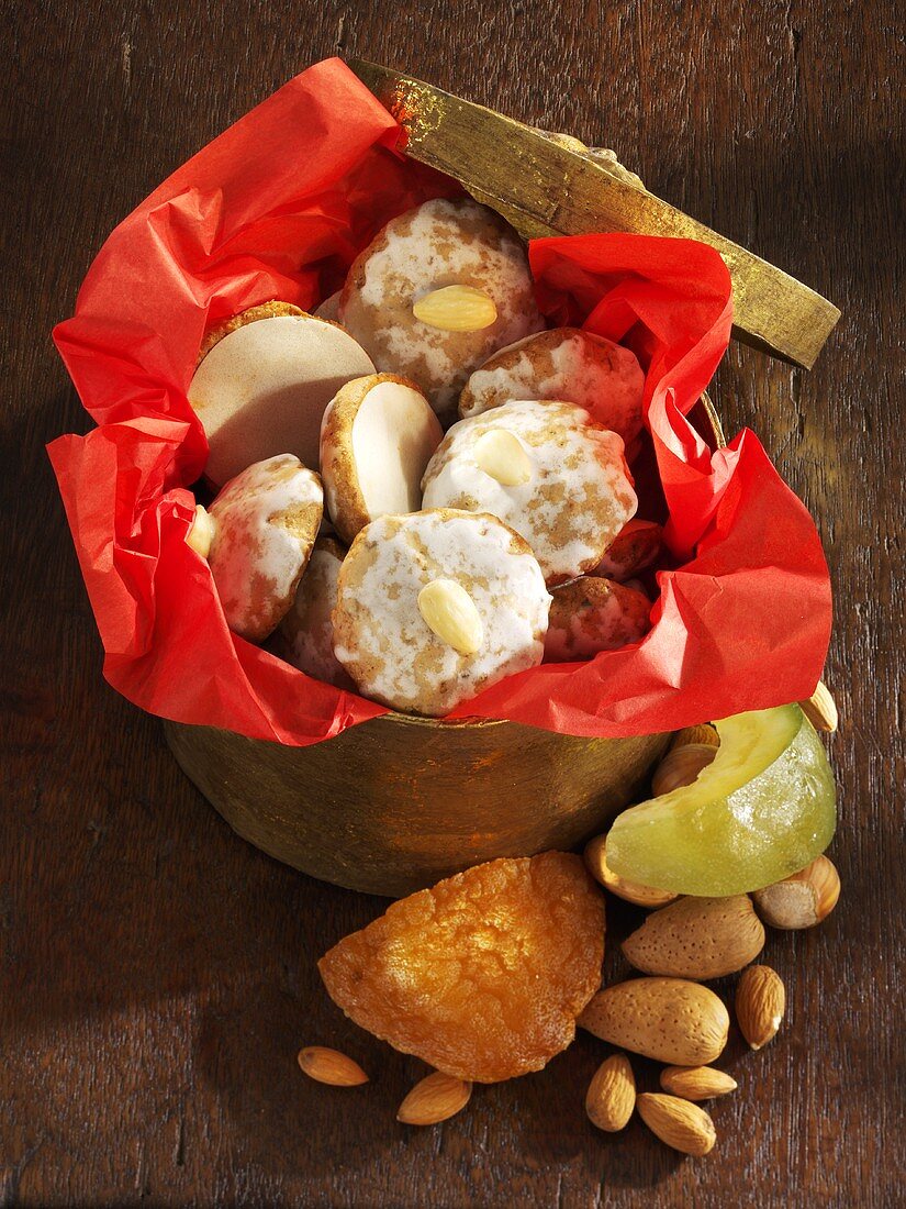 Lebkuchen mit Zuckerglasur und Mandeln in Keksdose