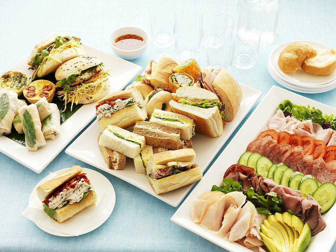 Kalte Platte und verschiedene Sandwiches