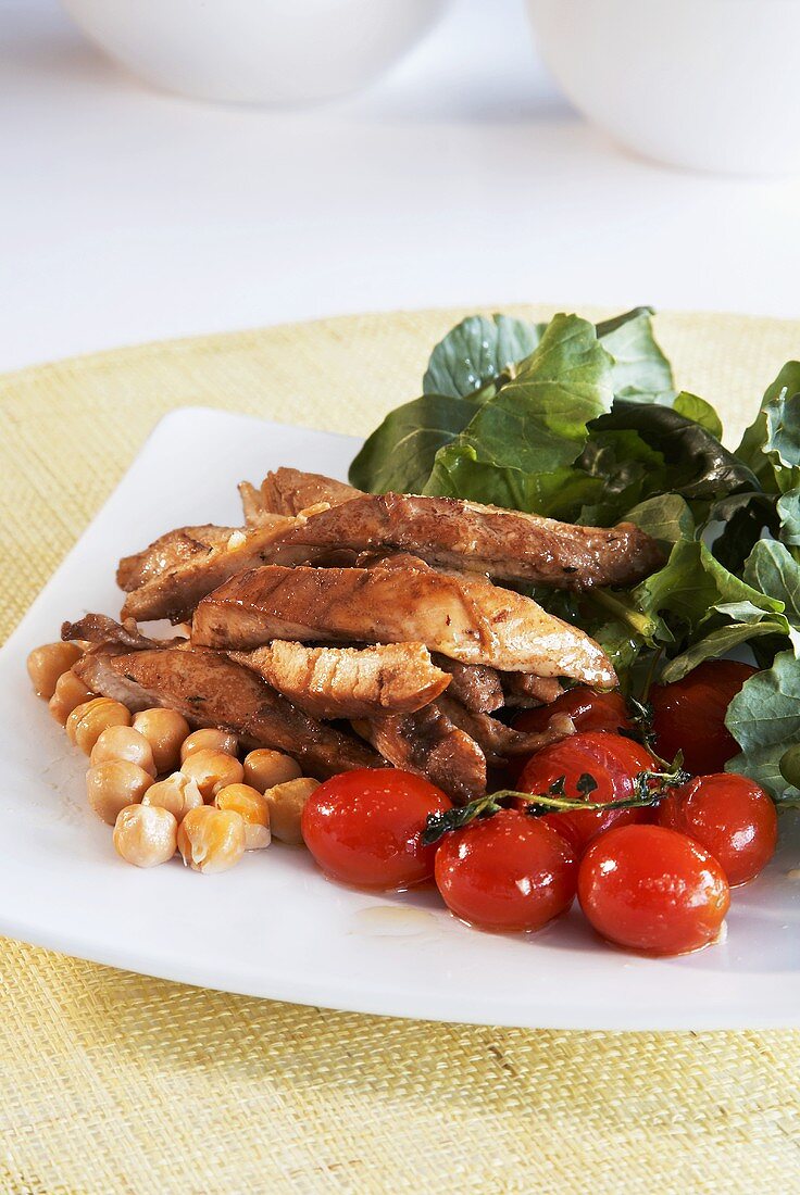 Salat mit Hähnchenfilet, Kichererbsen und Kirschtomaten