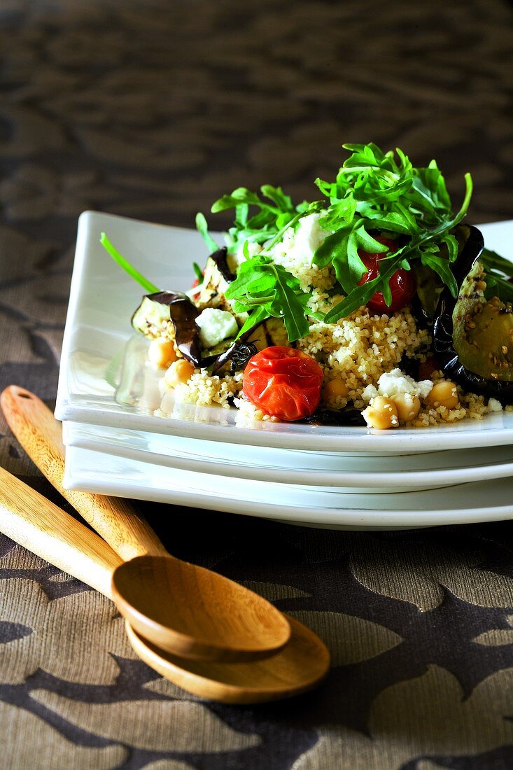 Warm bulgur salad with rocket and grilled aubergine