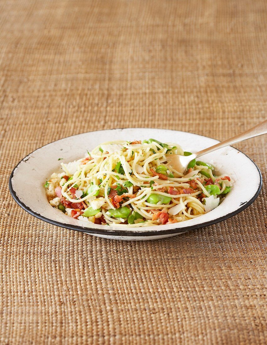 Spaghetti with broad beans, bacon, breadcrumbs and Parmesan