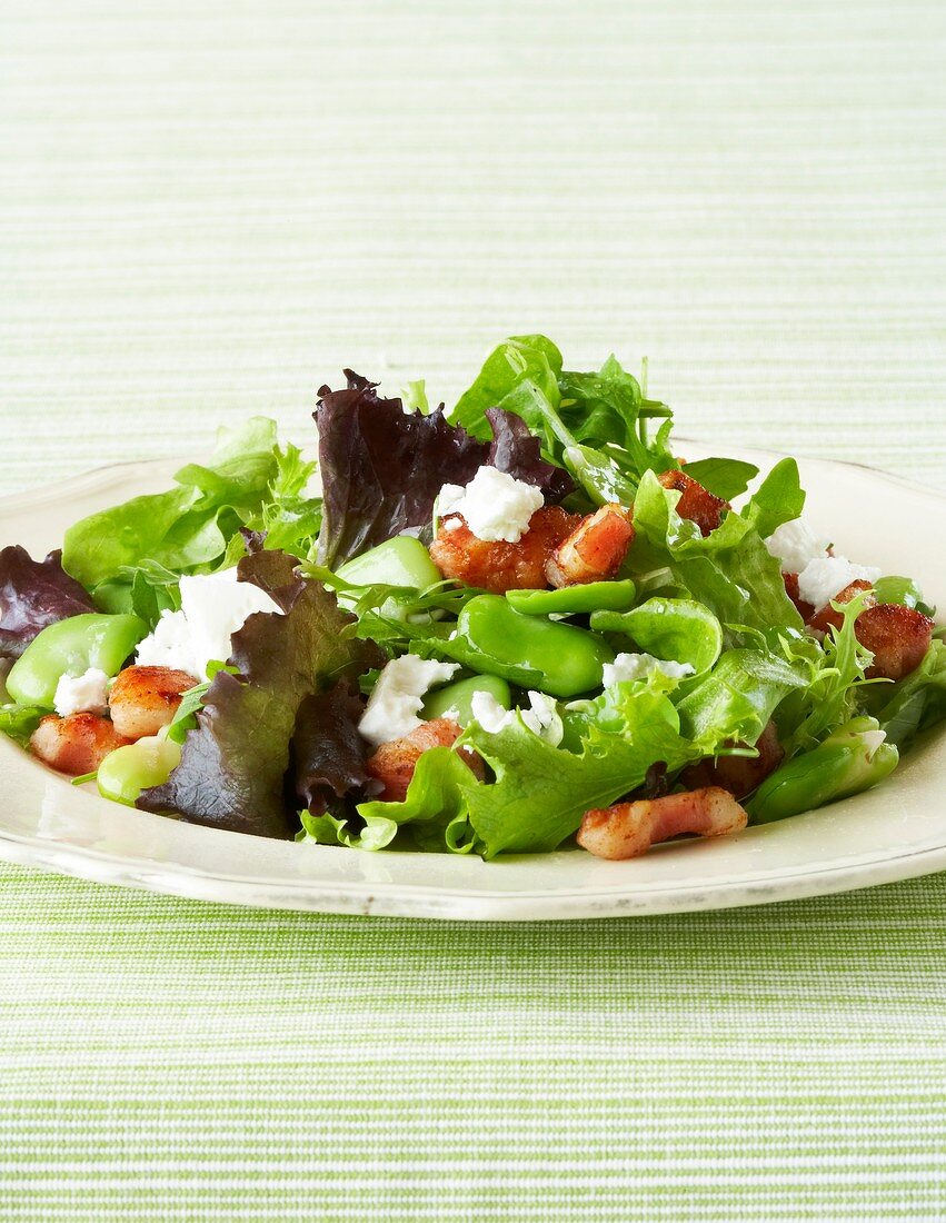Lauwarmer Salat mit dicken Bohnen, Pancetta, Feta und Zitronen-Kräuter-Dressing