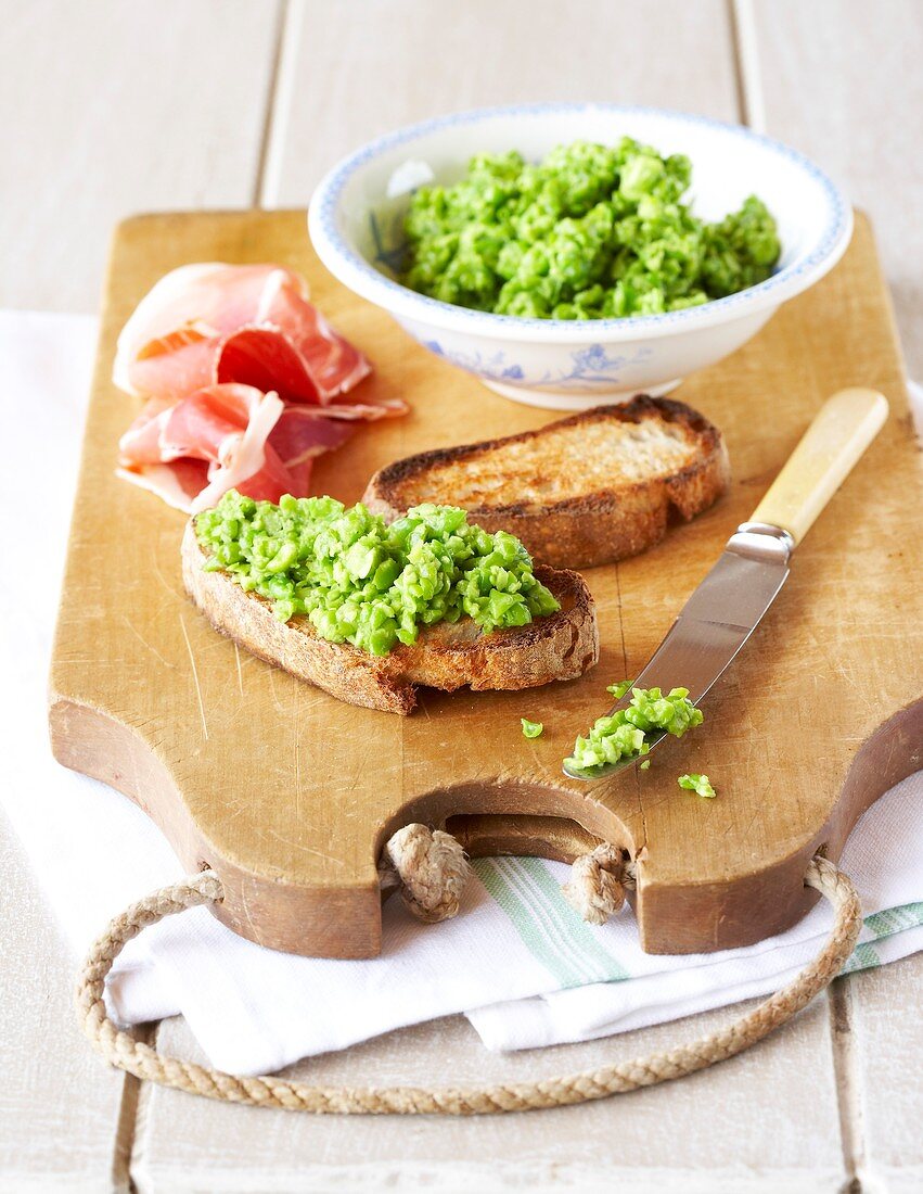 Crostini mit dicken Bohnen und Serranoschinken