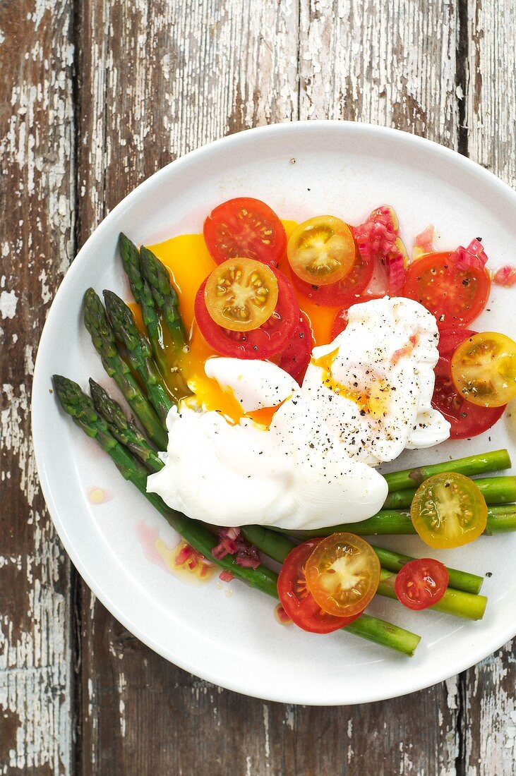 Tomato and asparagus salad with poached eggs