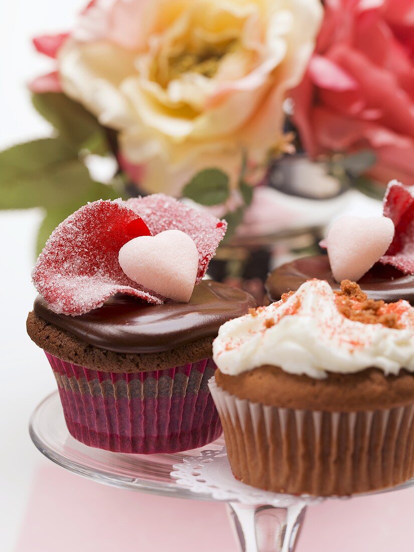 Verschiedene Cupcakes zum Valentinstag