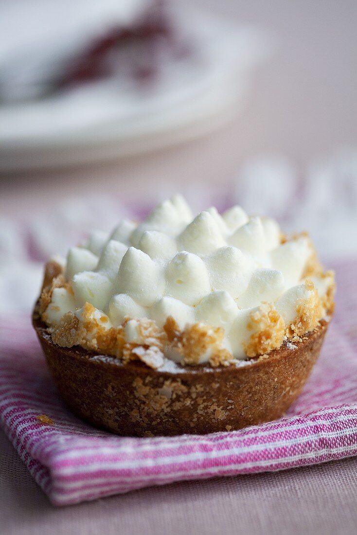 Apple cream tartlet with nut brittle