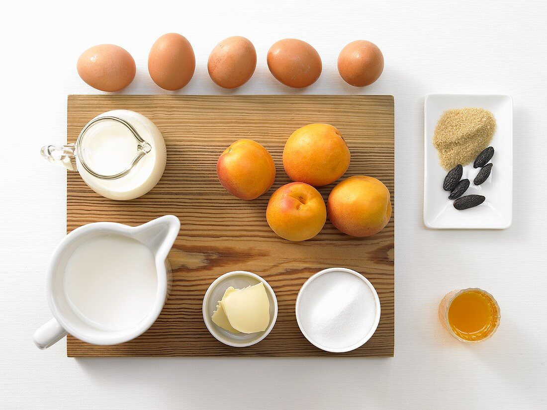 Zutaten für Tonkabohnen-Crème brûlée mit glasierten Aprikosen
