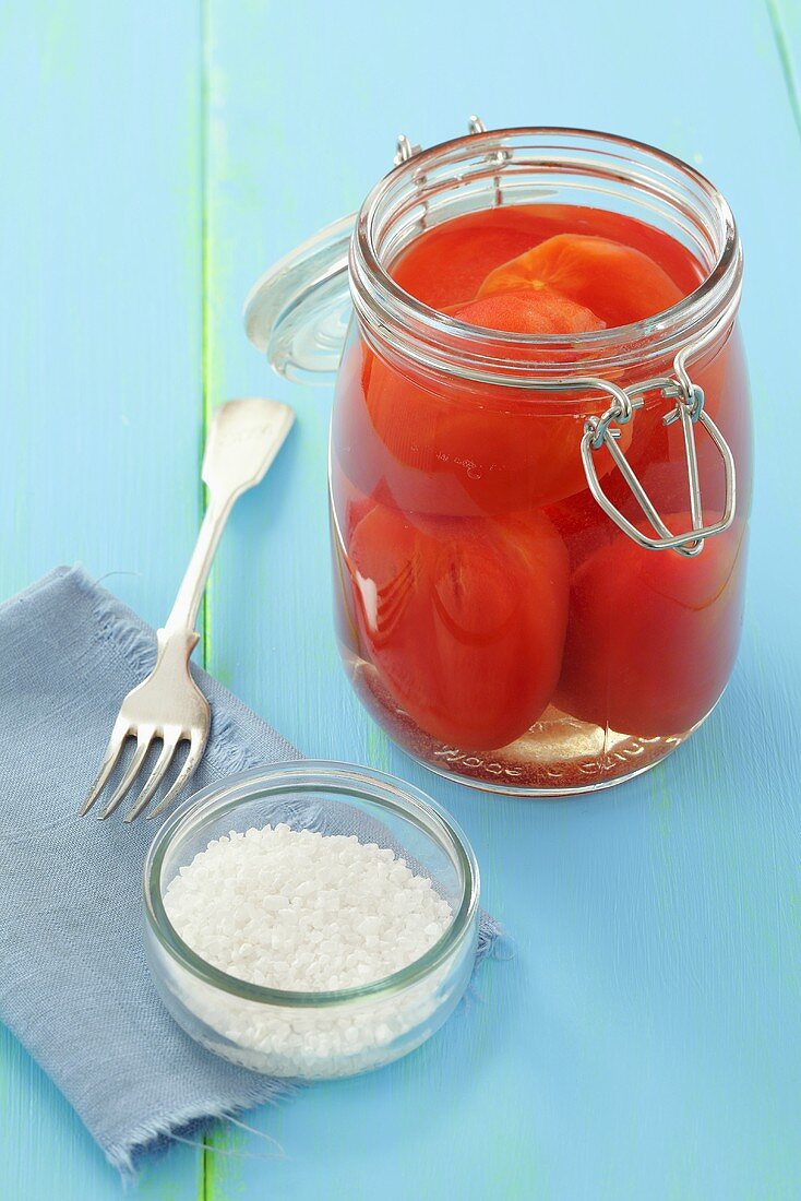 Eingelegte Tomaten in Salzwasser