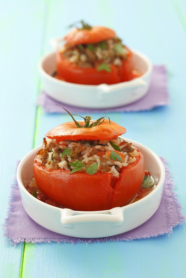 Tomaten mit Reis-Hackfleisch-Füllung