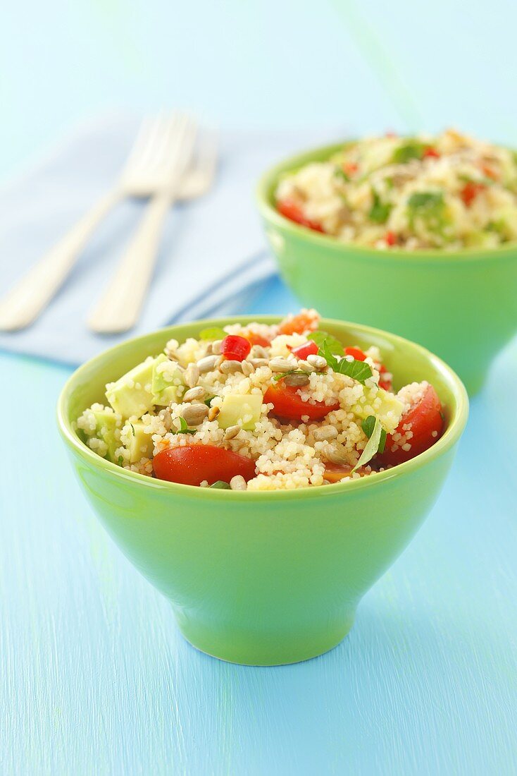 Couscoussalat mit Tomaten, Avocado und Sonnenblumenkernen