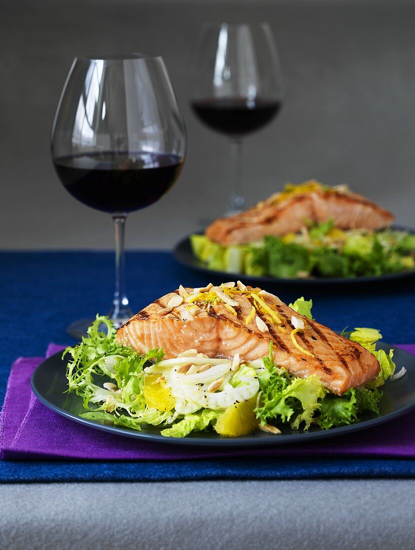 Gegrilltes Lachssteak auf Fenchelsalat