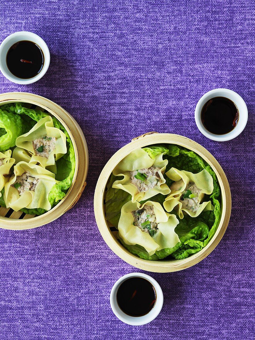 Wontons with pork and savoy cabbage in bamboo steamers