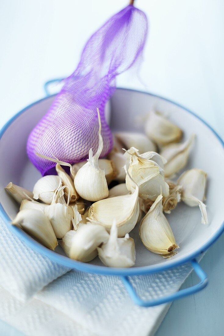 Garlic in a net and in a bowl