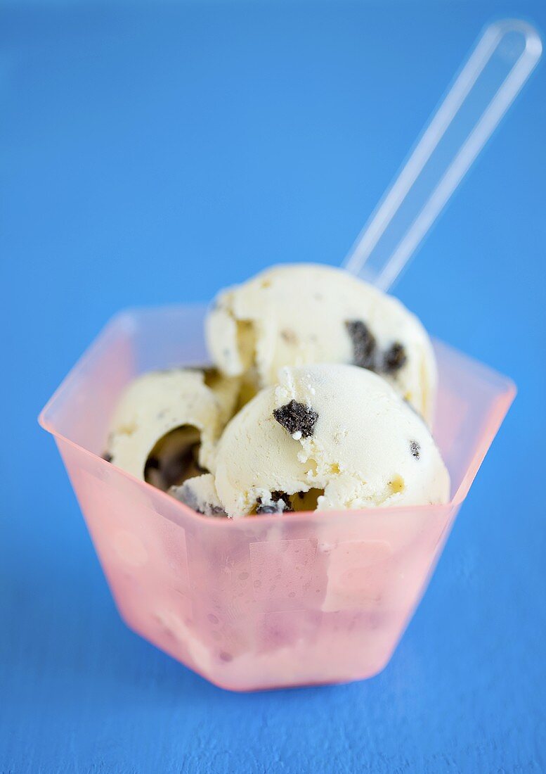 Eisbecher mit drei Kugeln Eis