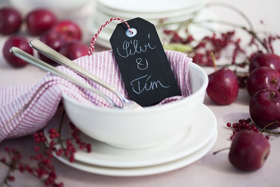 Herbstliches Gedeck mit Namensschild, Zieräpfeln und Beeren