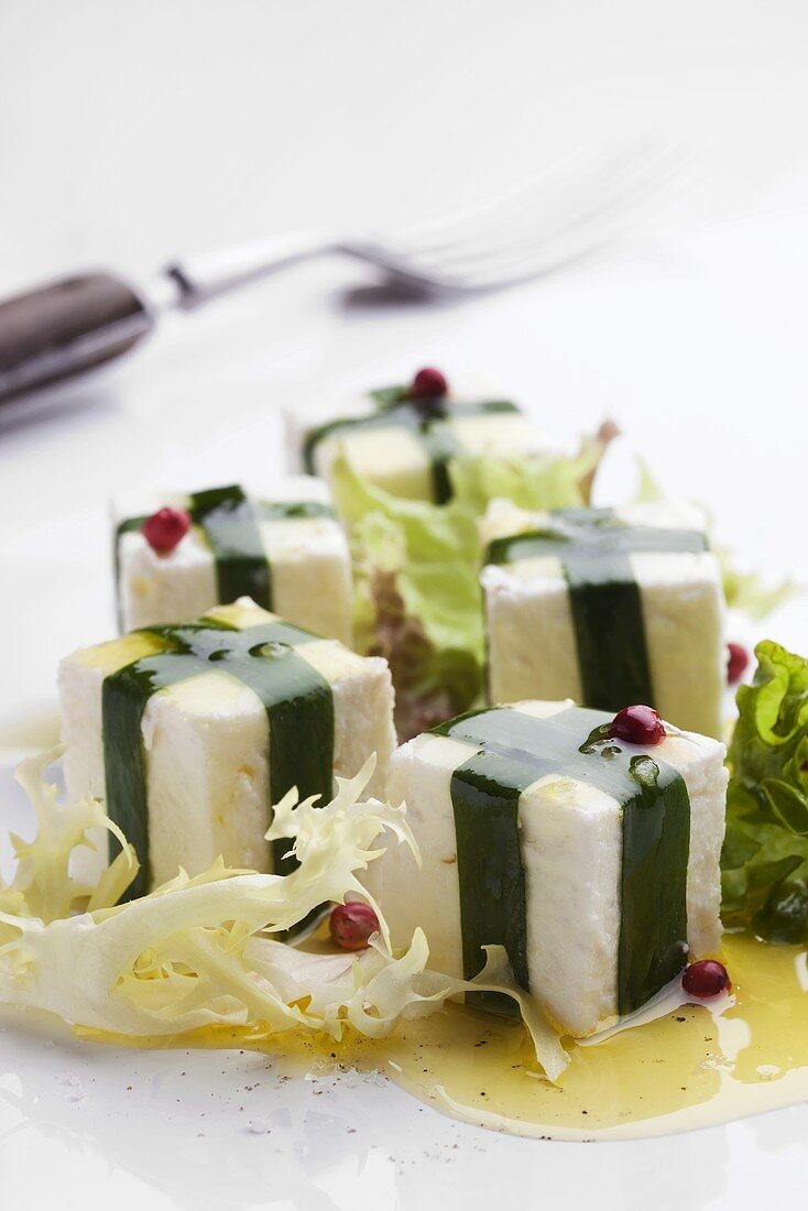 Schafskäsewürfel mit Bärlauchstreifen, rotem Pfeffer, Salat