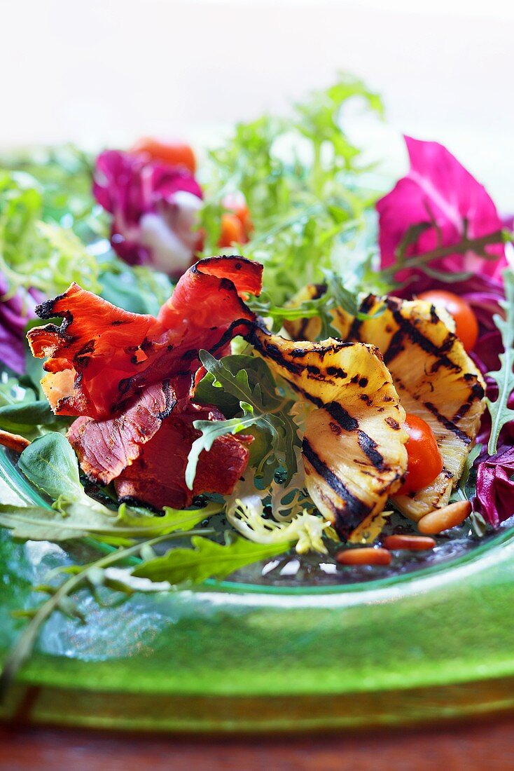 Salad leaves with grilled prosciutto and pineapple