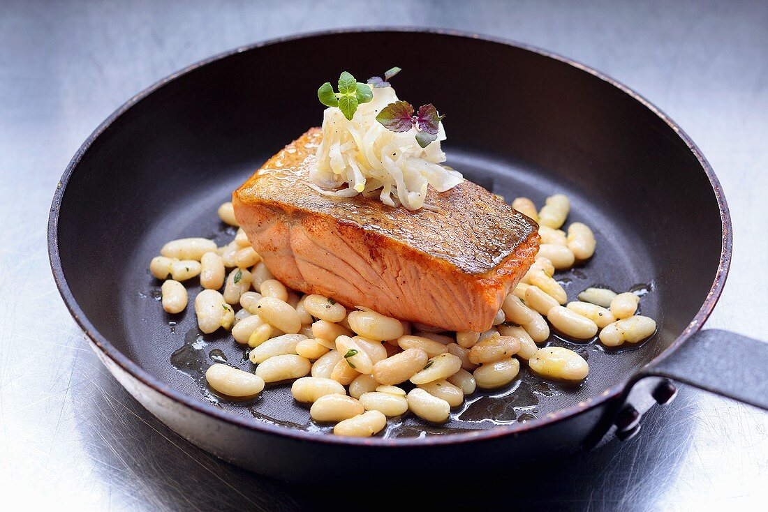 Gebratenes Lachsfilet mit weissen Bohnen in Pfanne