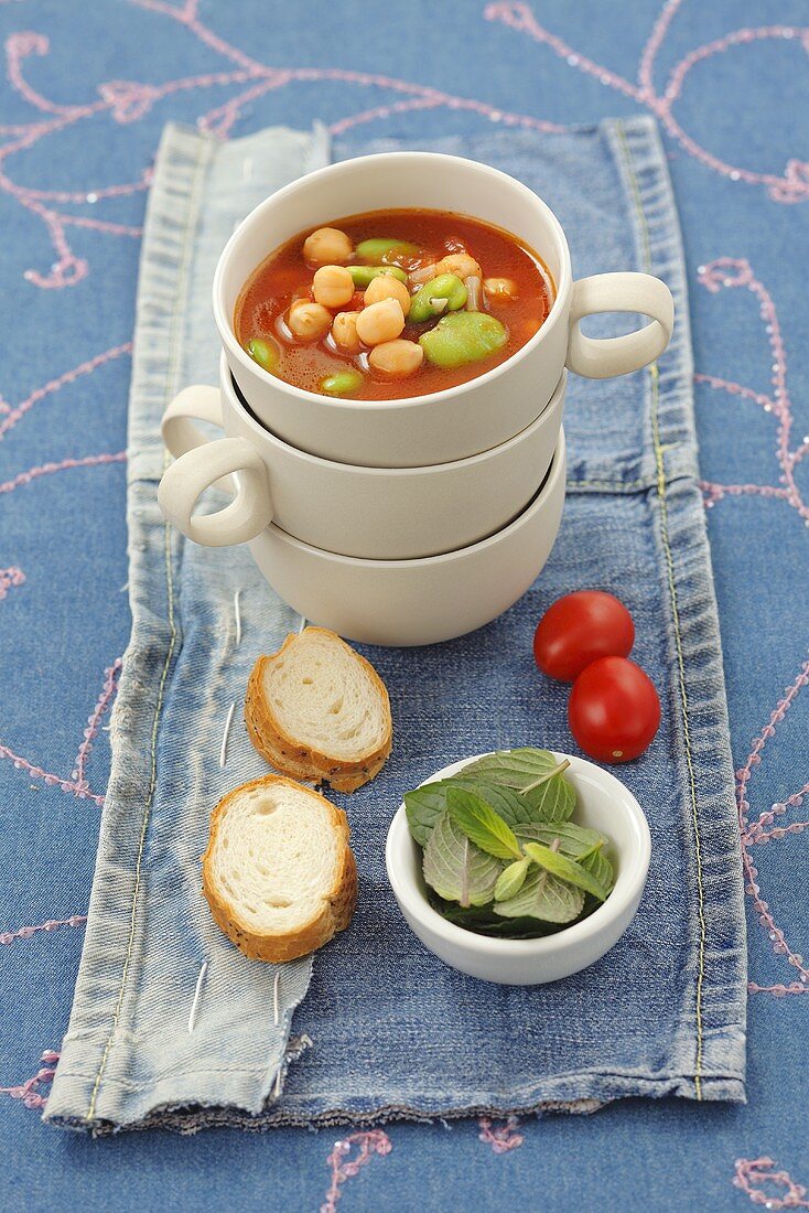 Tomato soup with beans and chick-peas