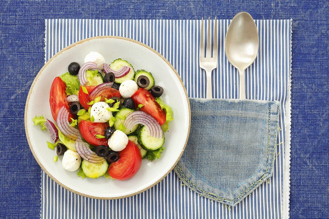 Tomaten-Gurken-Salat mit Mozzarella, Oliven und Zwiebeln