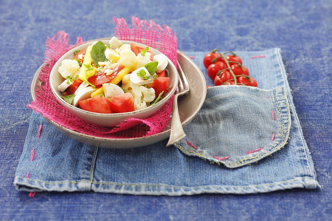 Tomaten-Blumenkohl-Salat mit Wachsbohnen und Champignons