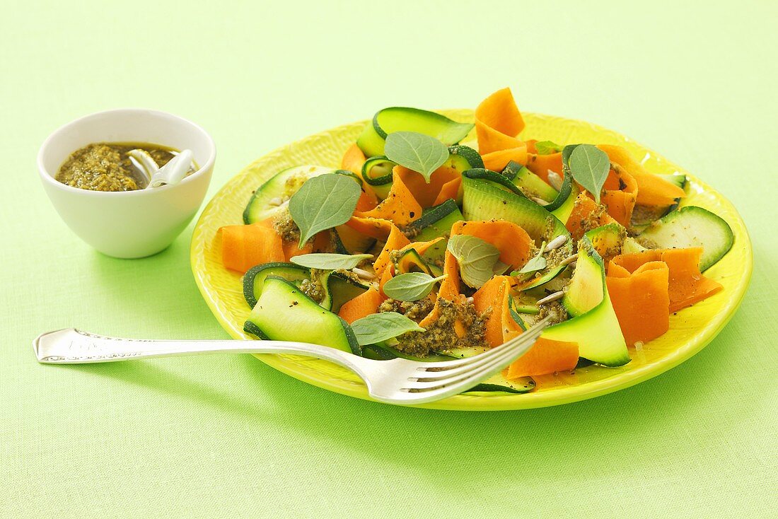 Zucchini-Möhren-Salat mit Pesto und Sonnenblumenkernen