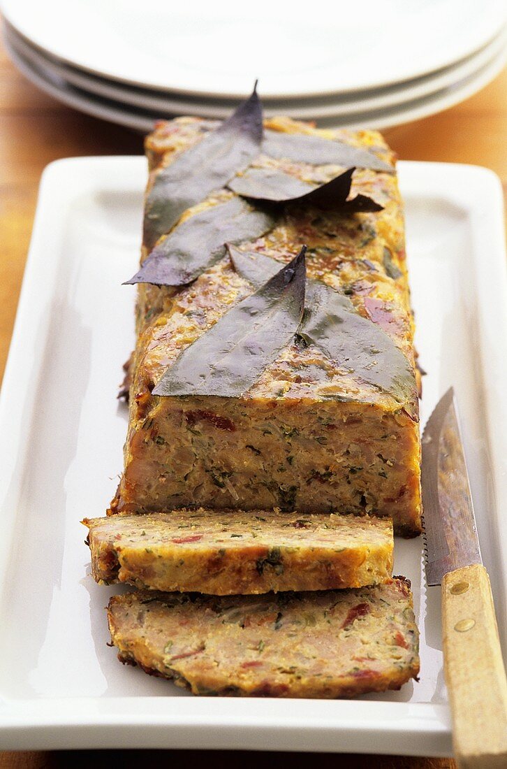 Fleischterrine mit Lorbeerblättern, angeschnitten