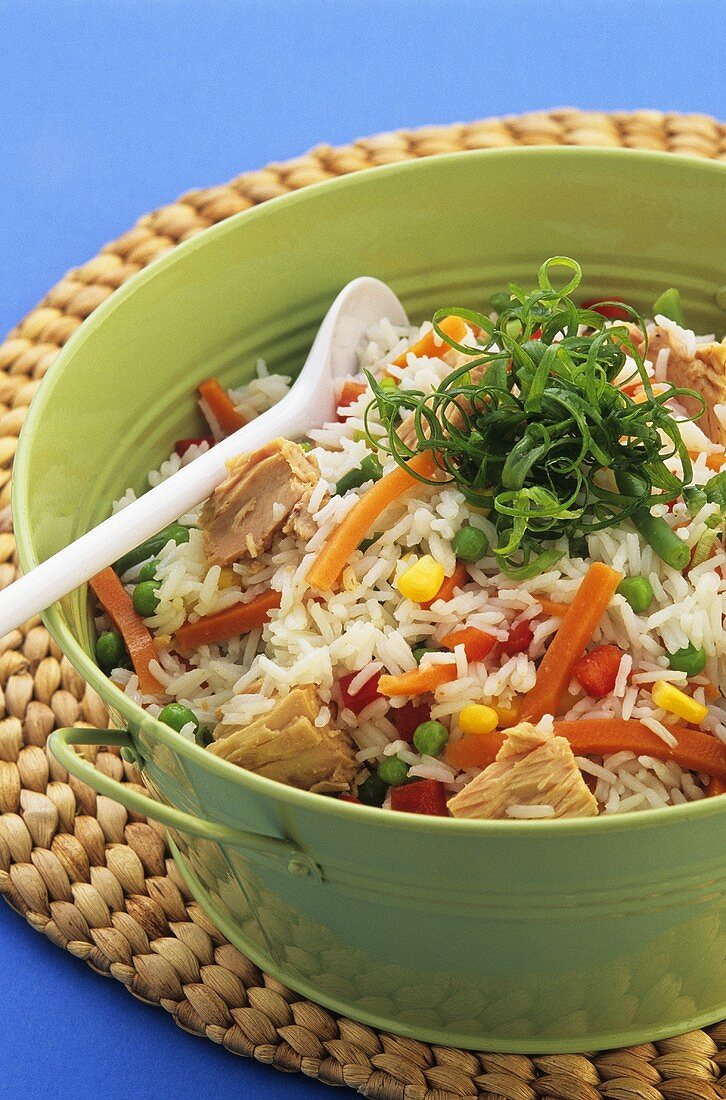 Reissalat mit Thunfisch und Gemüse – Bilder kaufen – 287612 StockFood