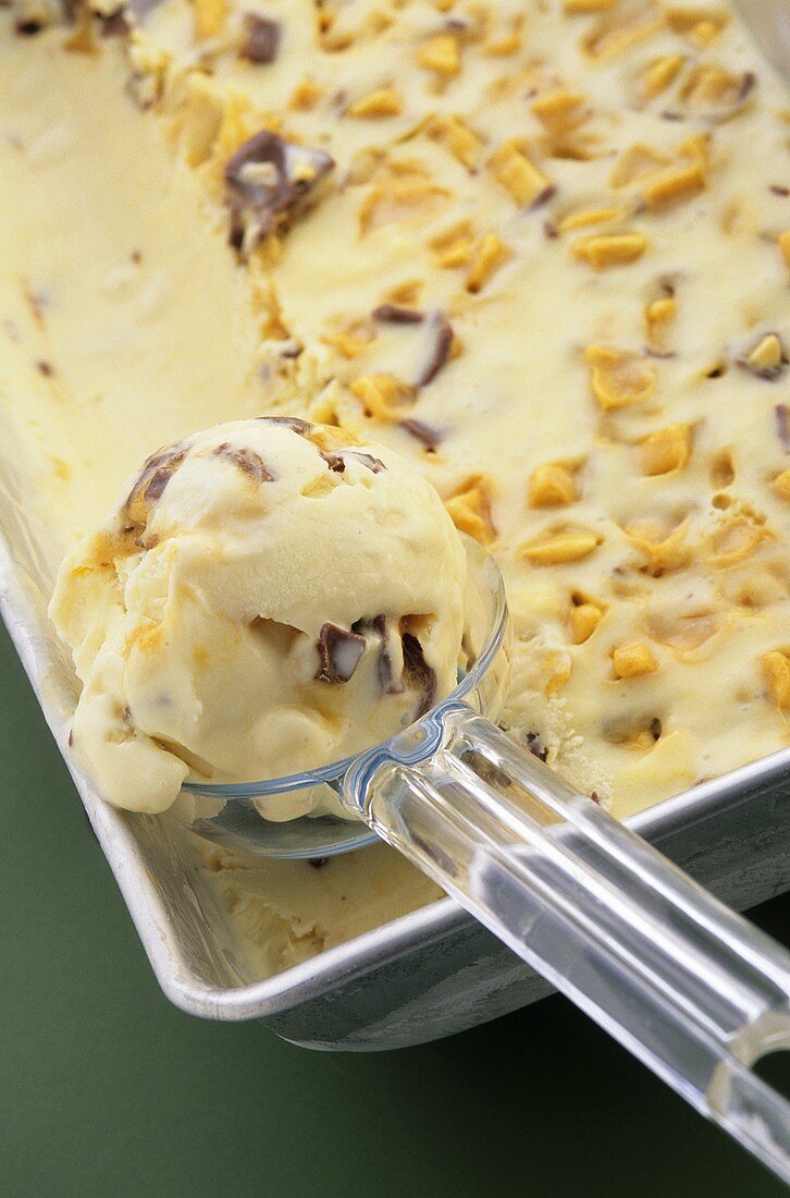 Joghurt-Honig-Eis mit Eiskugelformer