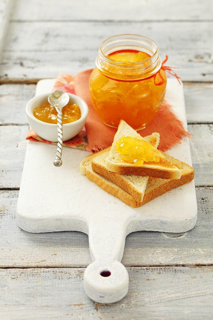 Pfirsich-Aprikosen-Marmelade mit Toast