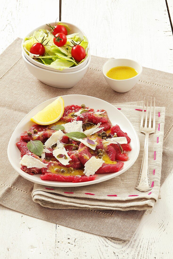 Rindercarpaccio mit Kapern und Grana Padano