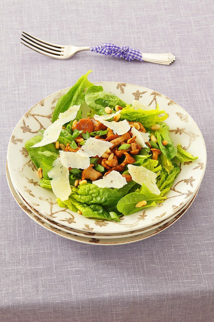 Spinach salad with chanterelles and Parmesan