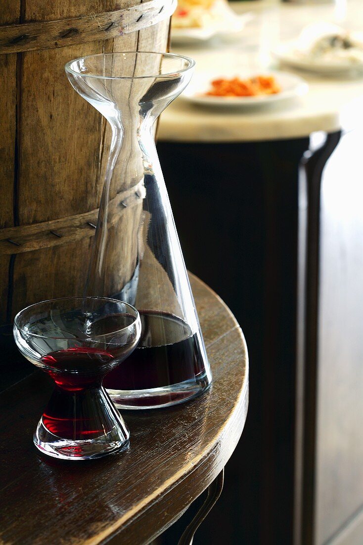 Rotweinglas und Karaffe im Restaurant