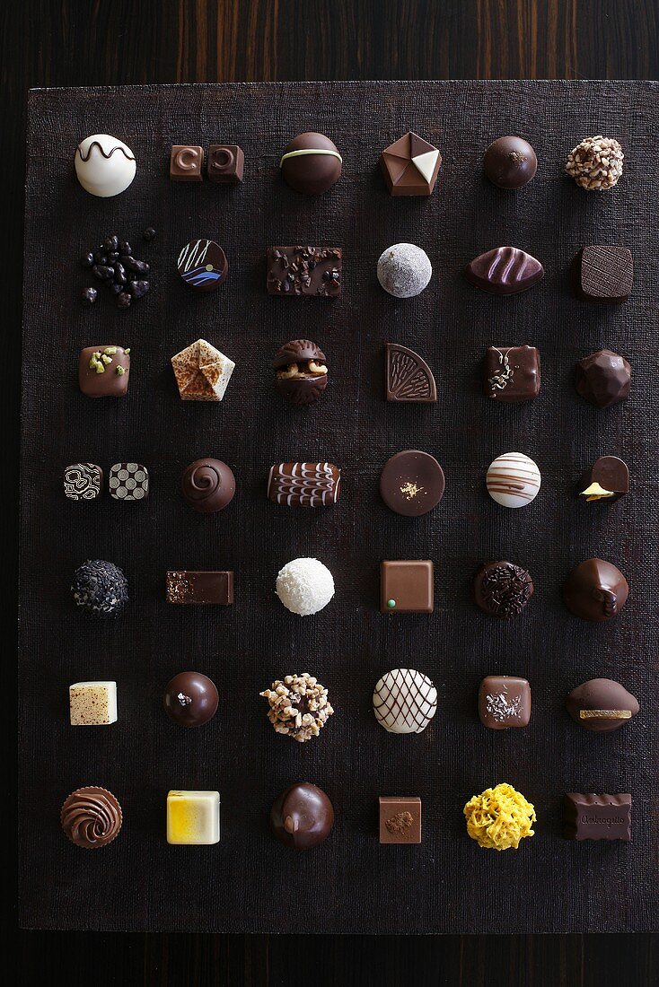 Viele verschiedene Schokoladenpralinen von oben