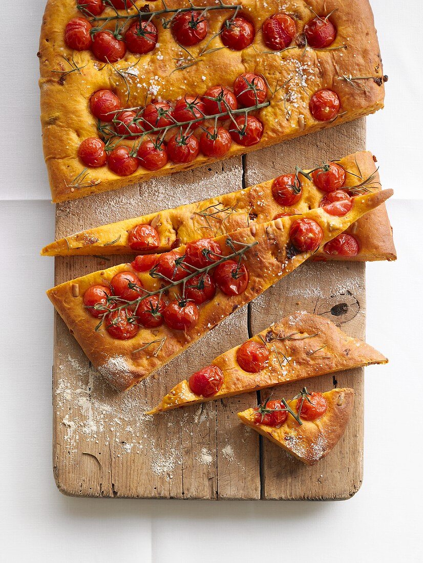 Tomaten-Focaccia auf Holzbrett