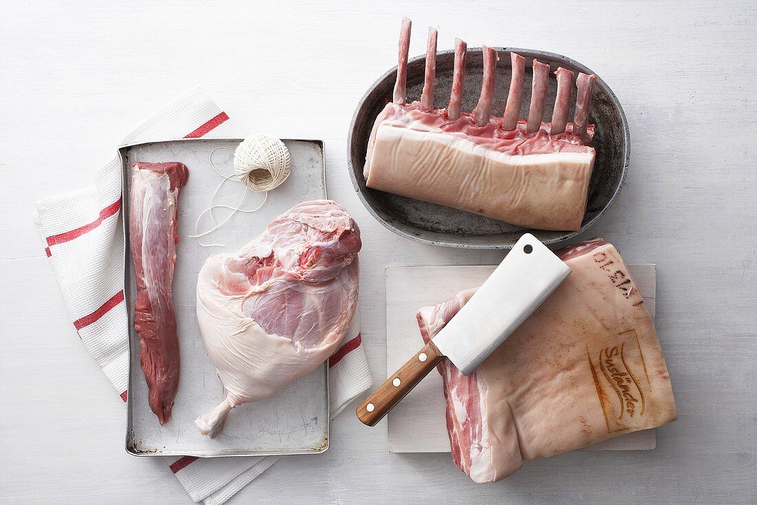 Verschiedene Fleischstücke vom Schwein