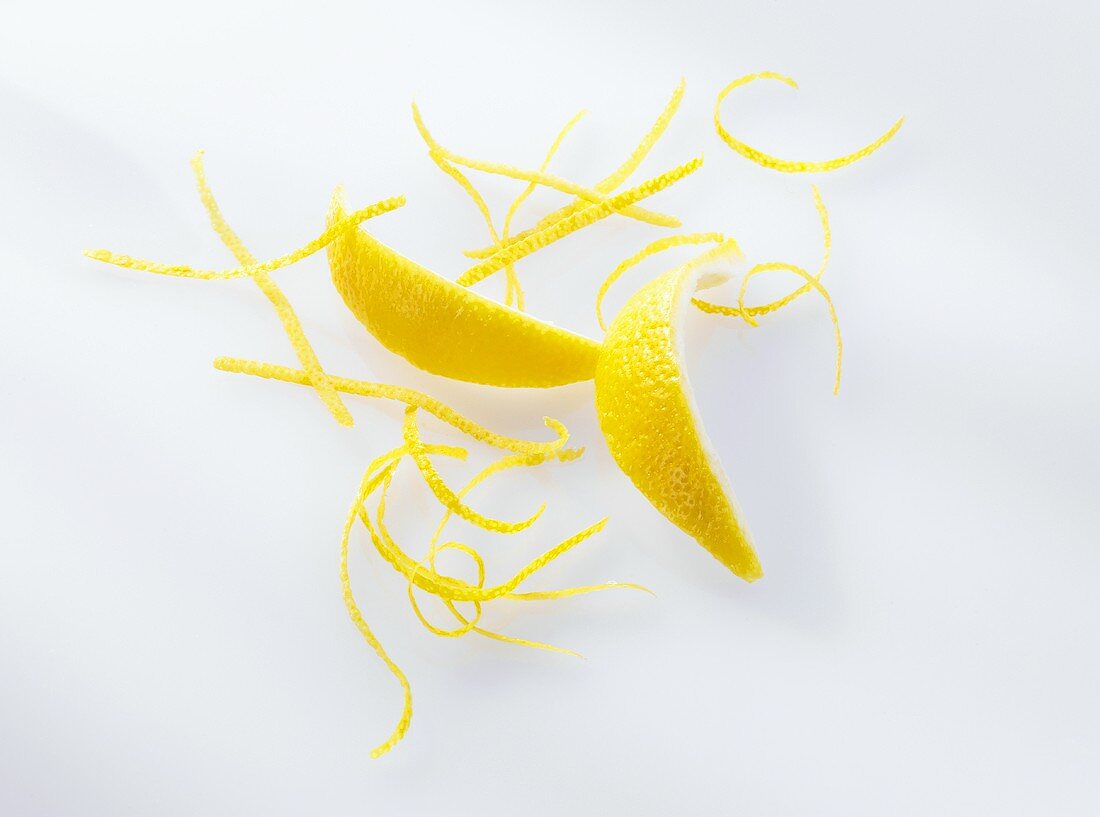 Zitronenschale und Zitronenzesten