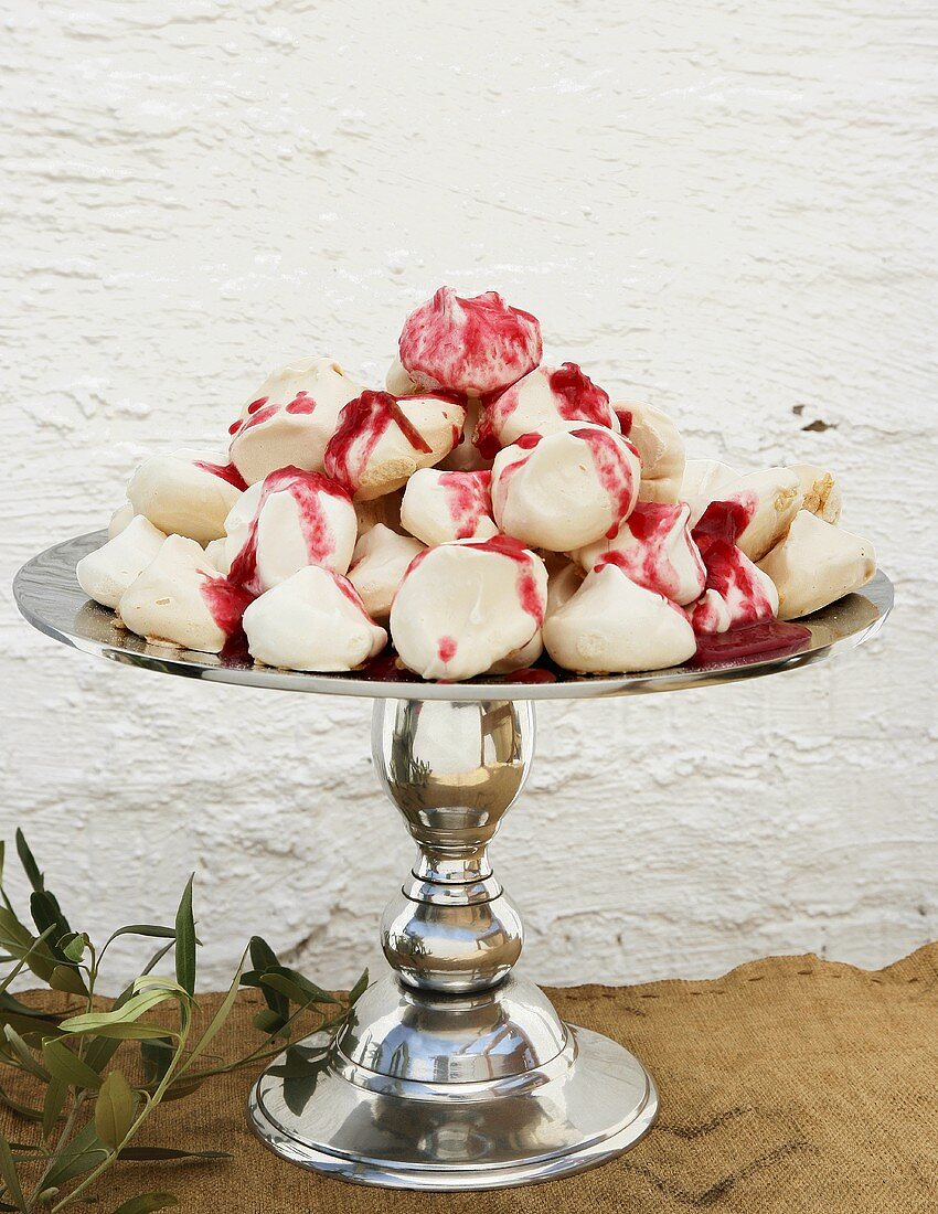 Meringues mit Rhabarbersauce