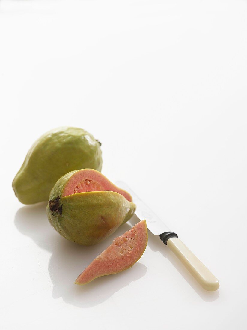 Guaven, ganz und angeschnitten