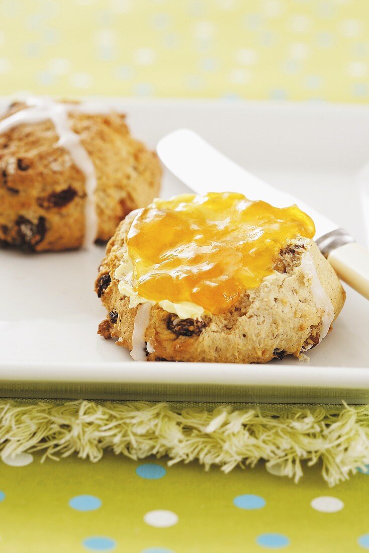 Hot Cross Scones mit Orangenmarmelade