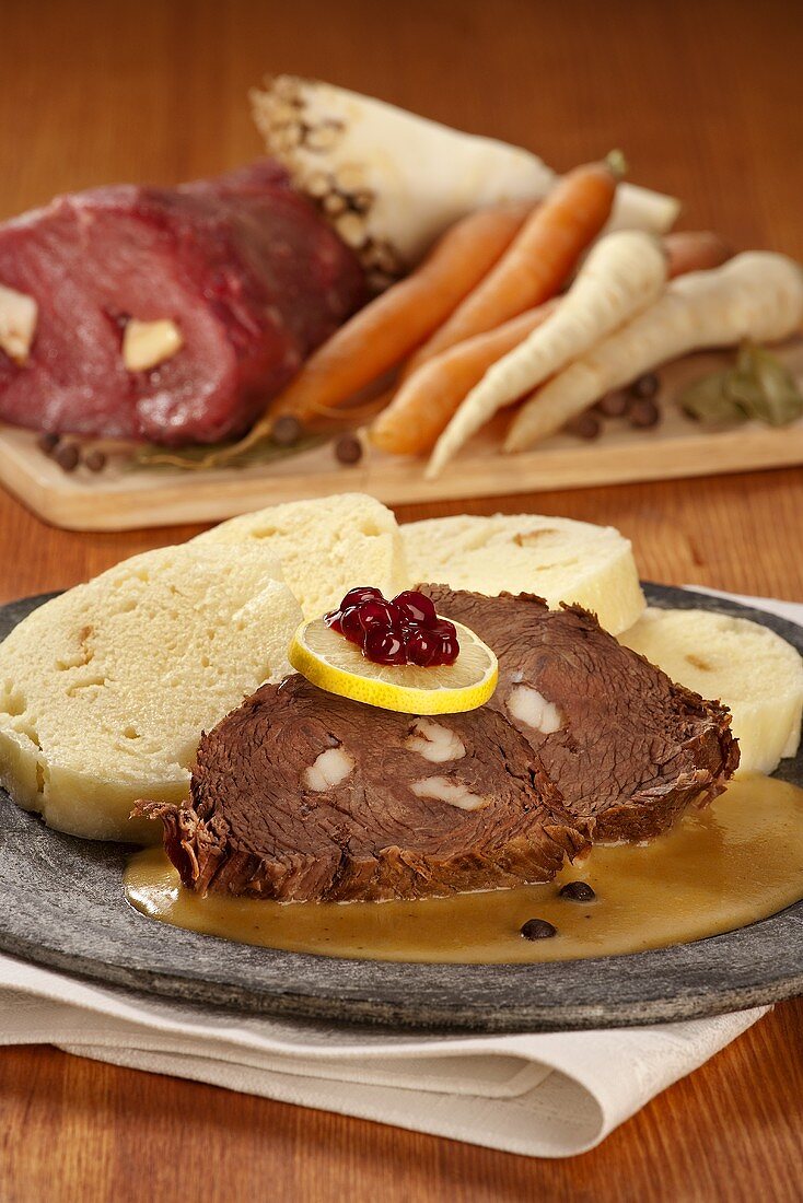 Gespickter Rinderbraten mit Knödeln & Sahnesauce (Tschechien)