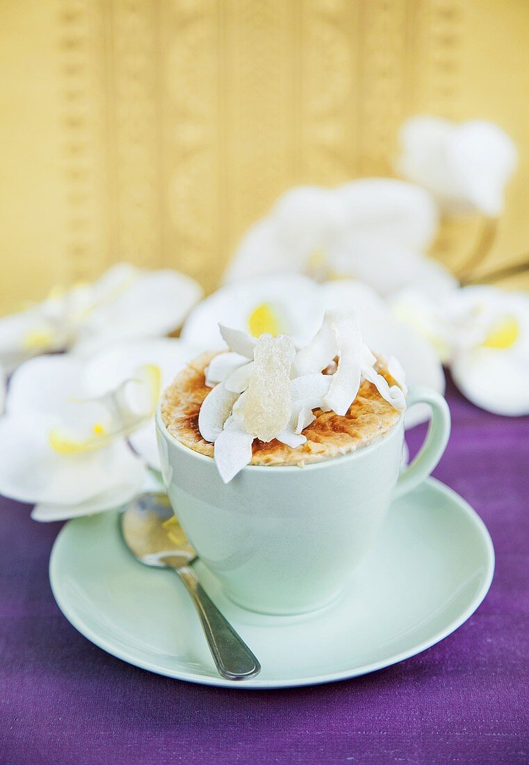 Kokoscreme mit Kokosspänen in einer Tasse