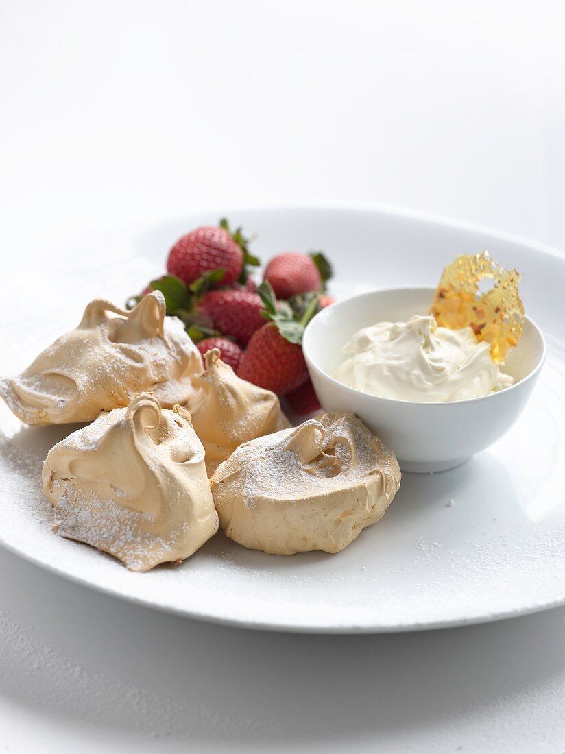 Meringues with mascarpone and strawberries